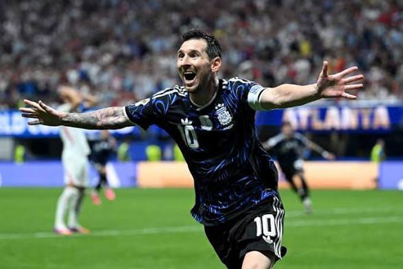 Argentina players celebrate after defeating England 2-1 to qualify for the 2026 FIFA World Cup final