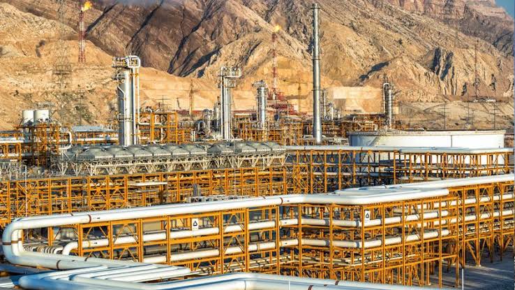 Workers repair damaged gas-processing facilities in Iran